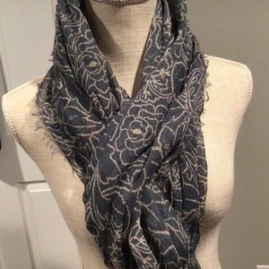 Lands’End Scarf women’s blue floral Light weight Wrap
